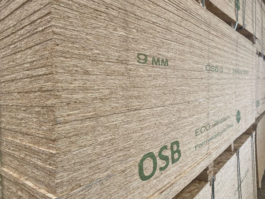OSB, yönlendirilmiş ahşap yongalarının yüksek basınç altında preslenmesiyle üretilen mühendislik ürünü bir levhadır.