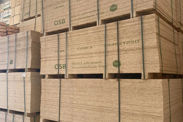 OSB, yönlendirilmiş ahşap yongalarının yüksek basınç altında preslenmesiyle üretilen mühendislik ürünü bir levhadır.