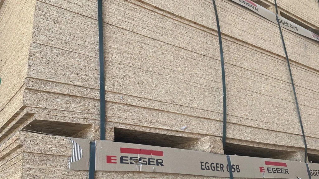 OSB kerestesi, dayanıklı ve ekonomik yapısıyla inşaat, mobilya üretimi, zemin kaplama ve dekorasyonda yaygın olarak kullanılır. OSB'nin kullanım alanları ve avantajları hakkında detaylı bilgi alın.