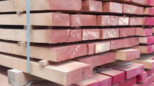 Sapelli ahşap dış mekanda kullanılır mı merak ediyorsanız, dayanıklılığı, estetik avantajları ve uzun ömürlü yapısıyla sapelli ağacının tüm kullanım alanlarını keşfedin.