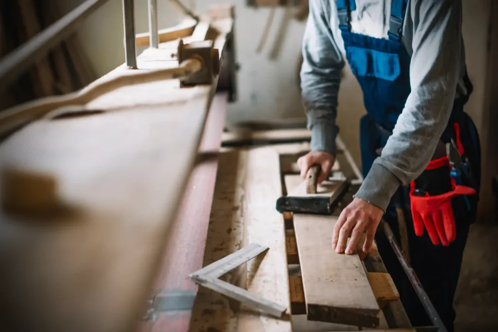 Ahşap ürünlerde dayanıklılığı artıran kalite faktörlerini keşfedin. Doğru malzeme, tasarım ve işçilik ile uzun ömürlü ürünler elde edin.